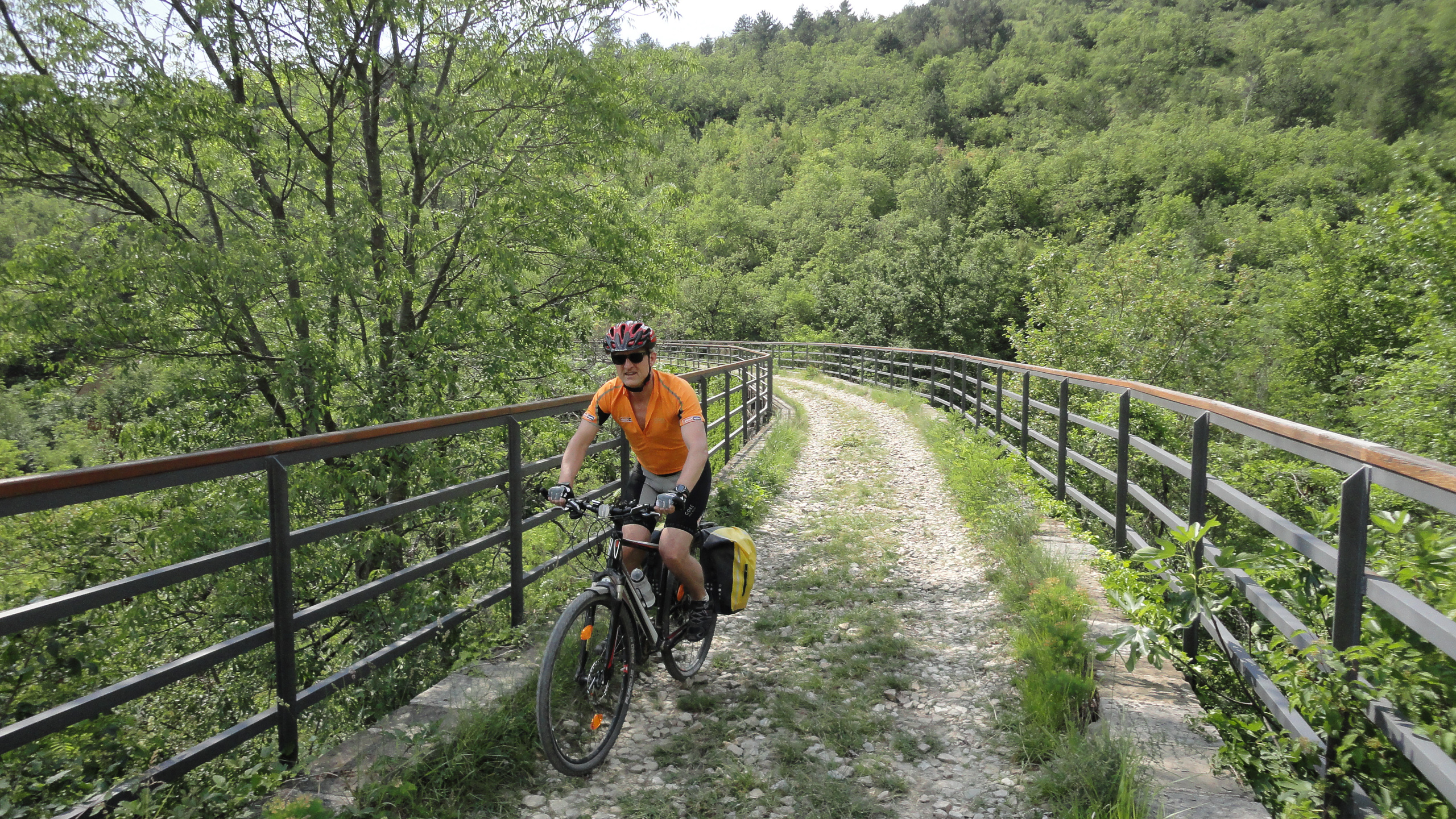 Brücke über eine tiefe Schlucht auf der Parenzana